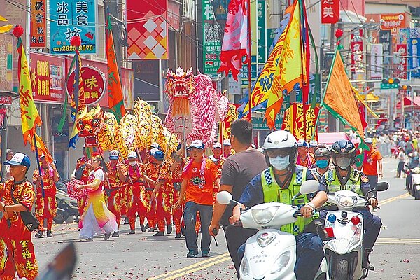 新北市淡水大拜拜清水祖師遶境活動上周落幕，新北市警方貫徹「事先溝通預防、事中即時制止、事後嚴予究辦」原則，期間未傳出重大衝突事件。圖／淡水警分局提供