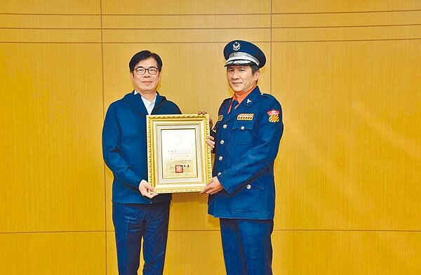 老四川創辦人梁朝辰(右)上月才剛連任高市義交大隊長,高雄市長陳其邁(左)還在市政會議中頒發派令,未料26日晚間突然驟逝。圖/讀者提供