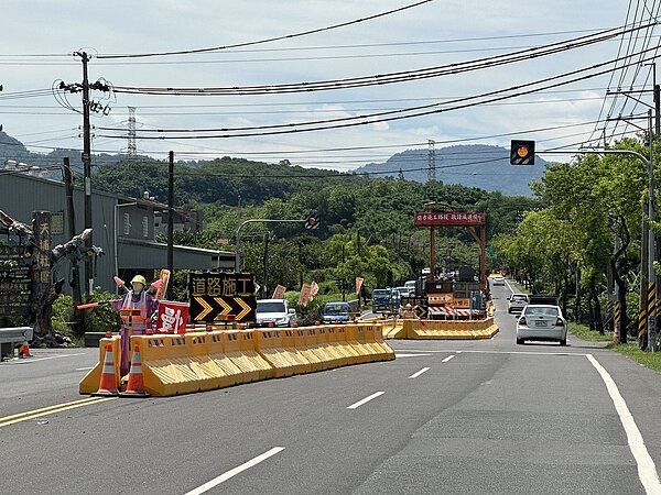 台20線台南左鎮、玉井路段開挖埋設新自來水管線,多次遭指控路面回填不實、交管設施不足、肇事多人受傷。記者周宗禎/攝影
