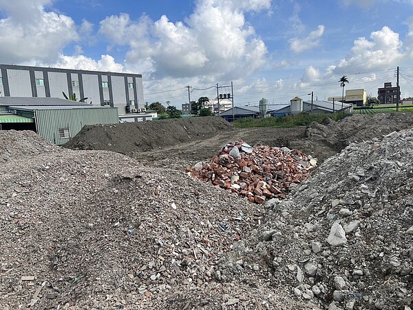 不法集團在雲林多處空地或農地傾倒大量廢棄物，檢警統計高達6萬多公噸，短短1年不法利益將近2億元。記者蔡維斌／翻攝