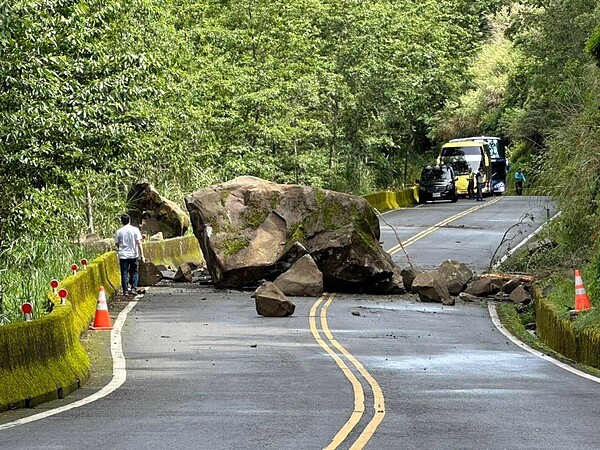 新中橫公路塔塔加路段上午落石擊中一輛路過的銀色轎車，造成駕駛座右側的引擎蓋受損，所幸車上人員安然無恙。圖／民眾提供