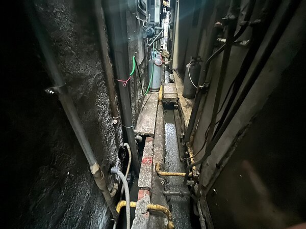 污水未接管前,後巷陰暗髒亂景象。圖/新北市政府提供