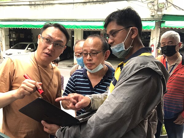 污水下水道未納戶接管工程與住戶及地政事務所現勘,確認地界位置及施工空間。圖/新北市政府提供
