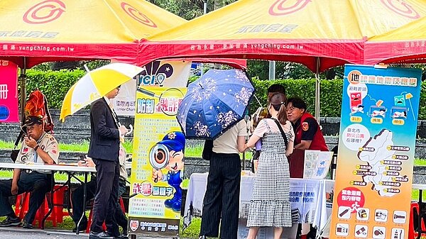 永慶房屋除了贊助活動帳篷，也出動人力幫助活動單位，同時也規劃打卡抽獎活動，與民眾共享公益時光。圖／永慶房屋提供