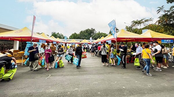 永慶房屋除了贊助活動帳篷，也出動人力幫助活動單位，同時也規劃打卡抽獎活動，與民眾共享公益時光。圖／永慶房屋提供