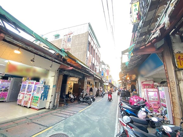 新莊在地民眾無奈表示,廟街老店一間間收起幾乎整條街都是娃娃機店。圖/聯合報系資料照