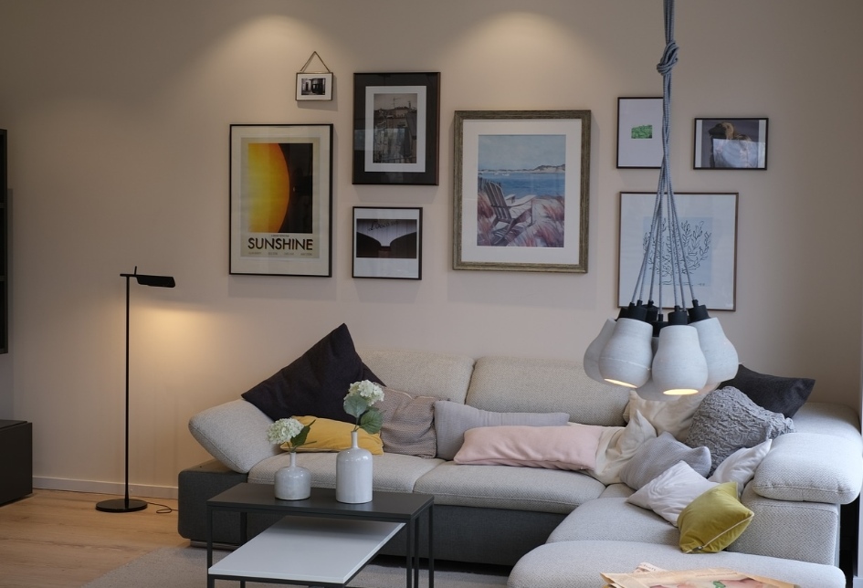 ▼室內設計師指出，有些格局狹長、燈光無法照到公領域，可以燈具輔助。（示意圖／pixabay）