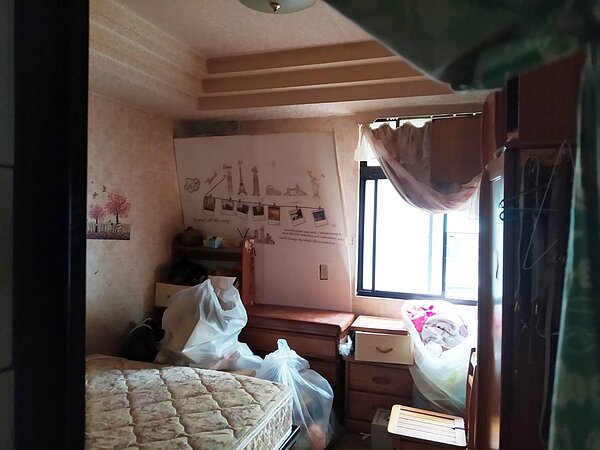 法務部行政執行署宜蘭分署7月3日在基隆行政執行官辦公室舉辦拍賣會,一間鄰近七堵火車站約20坪空屋首拍,底價434萬元。圖/宜蘭分署提供