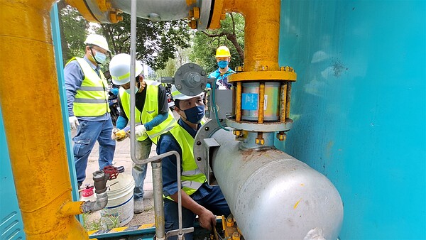 今(28)日工程人員更換高鐵區嘉政九整壓站軸流閥。圖/竹縣府提供