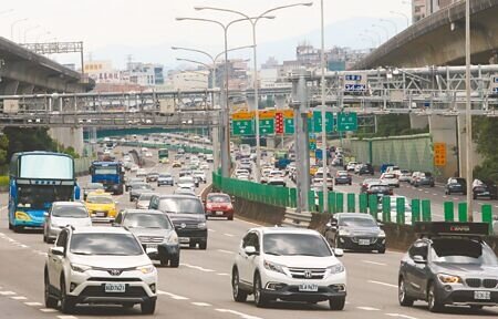 
學生即將放暑假，交通部高速公路局參考近年暑假車流狀況，預估今年暑假期間每周五至周日，國道全線交通量會是平日的1.2倍（本報資料照片）
