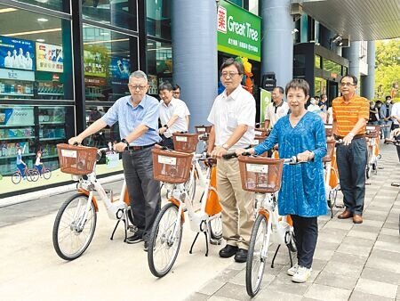 竹科引進250輛YouBike 2.0E電輔車,28日正式啟用,科管局長王永壯(前排中)、微笑單車董事長劉麗珠(前排右)、園區同業公會祕書長張致遠(前排左)體驗試乘。(王惠慧攝)