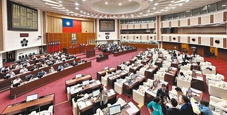 台北市議會28日三讀通過台北表演藝術中心調解賠償金追加預算案，把預算刪至1000元保留預算科目，以附帶決議抗議市府蔑視議會預算審查權，並送交監察院調查。（丁上程攝）