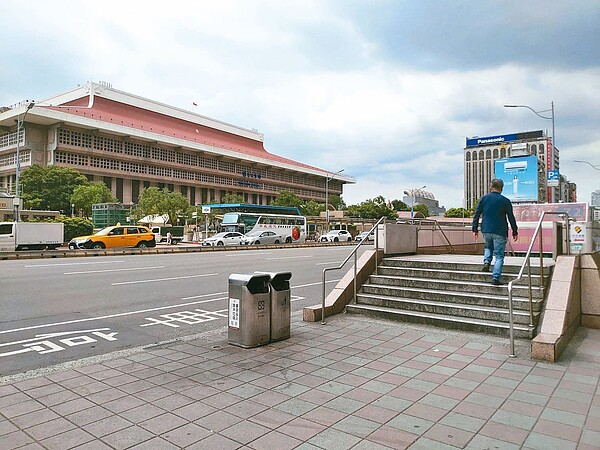 中正區有里長提到,台北車站是六鐵共構、捷運也非常方便,但忠孝西路南面竟連一座手扶梯都沒有。記者林麗玉/攝影