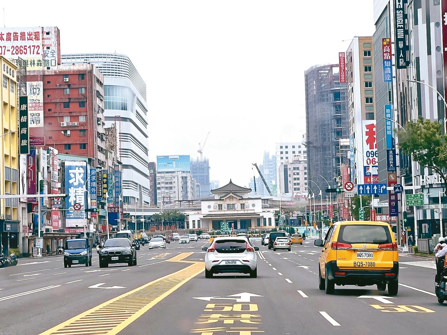 高雄市政府盼透過危老都更手段，要讓火車站及美麗島捷運站周邊重新發亮。記者王昭月／攝影 