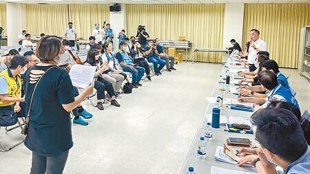 竹北氣爆案協調會,帝王至尊社區受災戶要求安置補償費每人1200元提高為2000元,新竹瓦斯公司28日撥付。(羅浚濱攝)