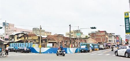 苗栗縣苑裡公有零售市場因火災焚毀久未重建,苑裡鎮公所前天提出苑裡公有零售市場3.3億墊付案,遭苑裡代表會擱置,公所28日盼能鎮代提出「復議」,但仍未獲支持。(本報資料照片)