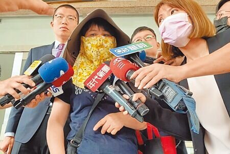 台中5億高中生案,賴母委託律師提出婚姻無效之訴,28日召開民事調解庭,夏男並未出庭,賴母怒喊夏男名字,直指「你是做了什麼傷天害理的事才不敢出庭?」(馮惠宜攝)
