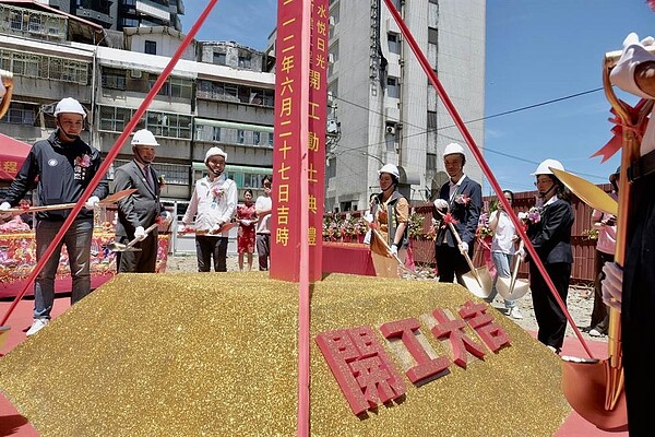 新北市府積極推動都更三箭及多元都更政策措施，淡水區沙崙段的危老重建案在27日歡慶舉辦開工動土。(黃敬文翻攝)