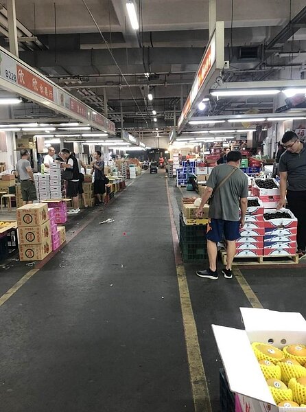 新北果菜公司近期發公文，要求收取每公斤4元的果菜殘渣處理費，攤商大嘆吃不消。對此，新北果菜公司說，目前收費尚未實施，將於7月5日召開第4次協調會，絕對不會強推收費。圖／新北市議員黃淑君提供
