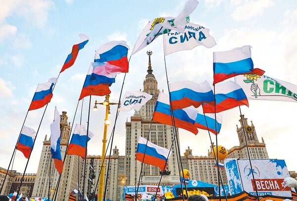 克里米亞原為烏克蘭領土，2014年遭俄羅斯併吞。圖為過去在莫斯科舉行的慶祝克里米亞「脫烏入俄」活動。（中新社）