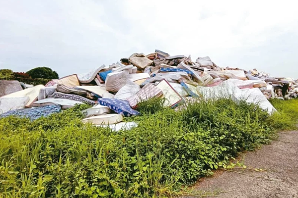 學生畢業，台南市廢棄彈簧床數量大增，仁德掩埋場已堆置約5千個床墊，議員要求盡速去化。圖／台南市環保局提供