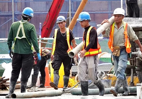 為了促進高齡就業，勞動部擬鬆綁就保法的65歲投保年齡上限。圖為勞工示意圖。圖／記者林俊良攝影
