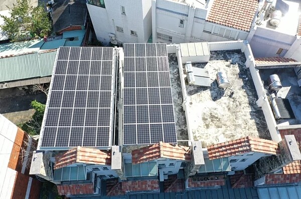 嘉義市政府推動「綠能屋頂全民參與」,遴選太陽光電營運商,提供20年售電回饋20%優惠,但參與屋主案場不到20場,成效低。圖/嘉市環保局提供