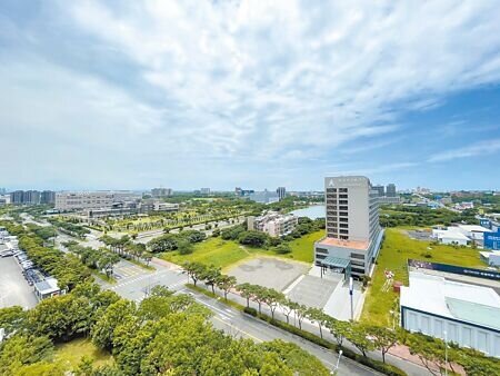 桃園航空城開發帶動大園客運園區發展,2字頭親民房價吸引搬遷戶購入,交通、就業等區位優勢多,現況吸引不少搬遷戶購屋,未來有望湧入年輕家庭與首購族。(蔡明攝)