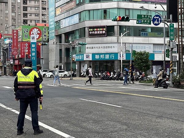 警方將持續加強取締「路口不停讓行人」外,也會將「行人違規穿越道路」列為交通執法的重點工作。(翻攝照片/蔡依珍桃園傳真)