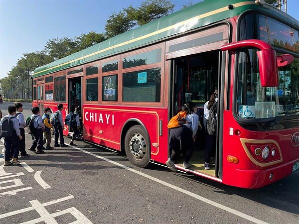 嘉義市電動公車持電子票證免費搭乘延至今年底。(嘉義市政府提供/廖素慧嘉市傳真)