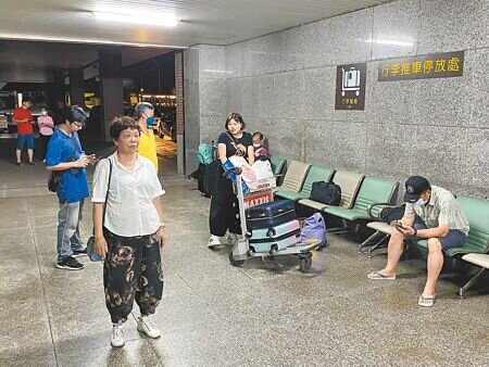 台灣、金門空中交通運能不足,連日來各家航空班機候補人數都在個位數,不少旅客還在尚義機場苦等候補到已熄燈關門都不願離去,嚴重損及金門觀光形象。(于家麒攝)