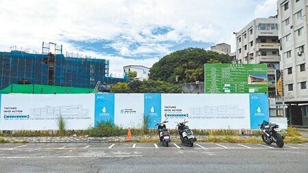 台東設計中心以「台東進行式」為主題，將公部門施工圍籬，全面改為視覺化設計。（蕭嘉蕙攝）