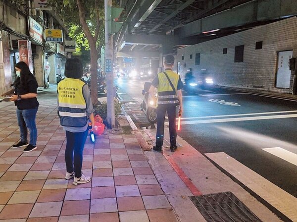 為嚇阻改裝車噪音及飆速競駛，台北市警察局將在暑假期間強力執行靜城及防制危險駕車專案。圖／台北市警察局提供