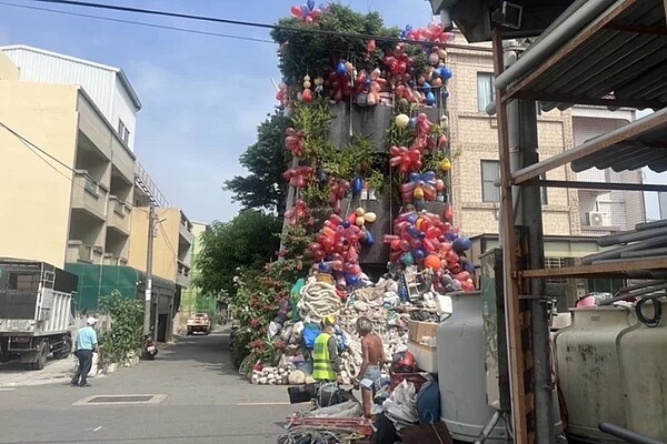 大甲區「石頭屋」堆滿與懸掛石頭、彩色瓶子與浮球,酷似電影「天外奇蹟」房屋,意外暴紅遭檢舉;環保局要求限期改善。圖/讀者提供