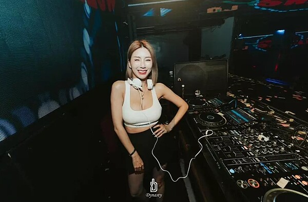 妖嬌現在以DJ Swallow身分接了不少演出。圖/摘自臉書