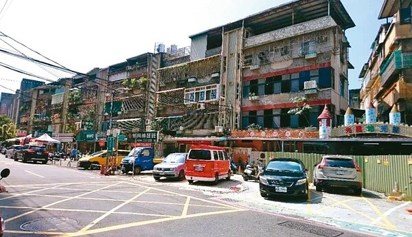 板橋油庫口社區已整合9成,都更勢在必行,但家長批私幼因都更「無預警」通知歇業。圖/新北住都中心提供