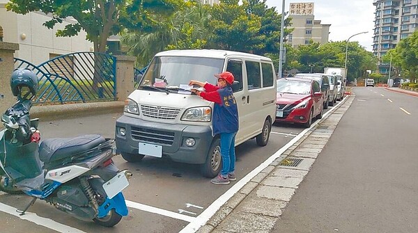 為杜絕車輛久停占位,新北市淡水區濱海路3段148巷的路邊汽車停車格將自7月3日起收費管理,落實使用者付費原則。圖/新北市交通局提供