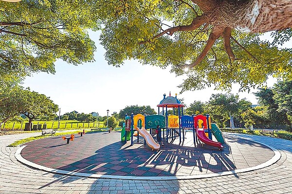 桃園航空城計畫為區段徵收,規劃6大產業發展,創造2萬個就業機會。「璟都文華」以附近公園、綠地、活動中心與雙語國小預定地為優勢。圖片為南港里活動中心。(璟都提供)