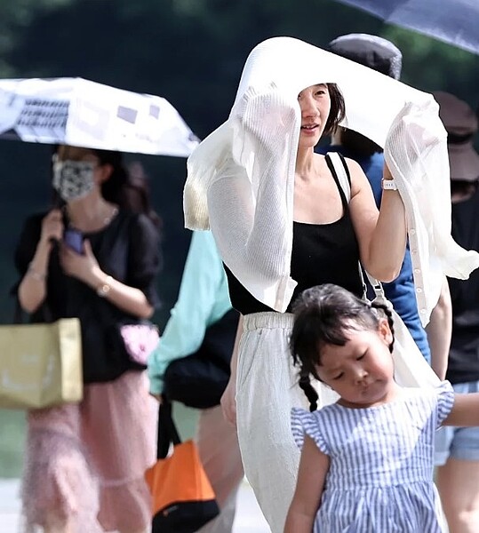 近期高溫炎熱,下周有38度以上極端高溫發生的機會,感受會比這一周再熱一些,外出活動務必做好防曬,預防熱傷害。圖/聯合報系資料照