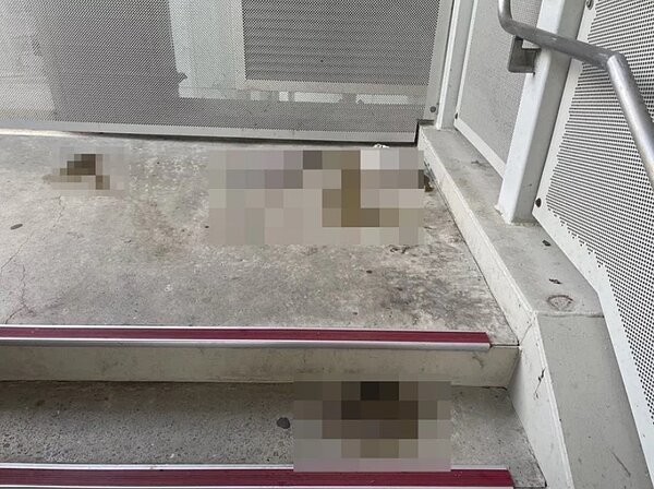 中壢臨時火車站的跨站天橋為往來前後站旅客必經道路,不過近日有民眾發現,天橋樓梯上有人的排泄物,相當噁心。圖/讀者提供