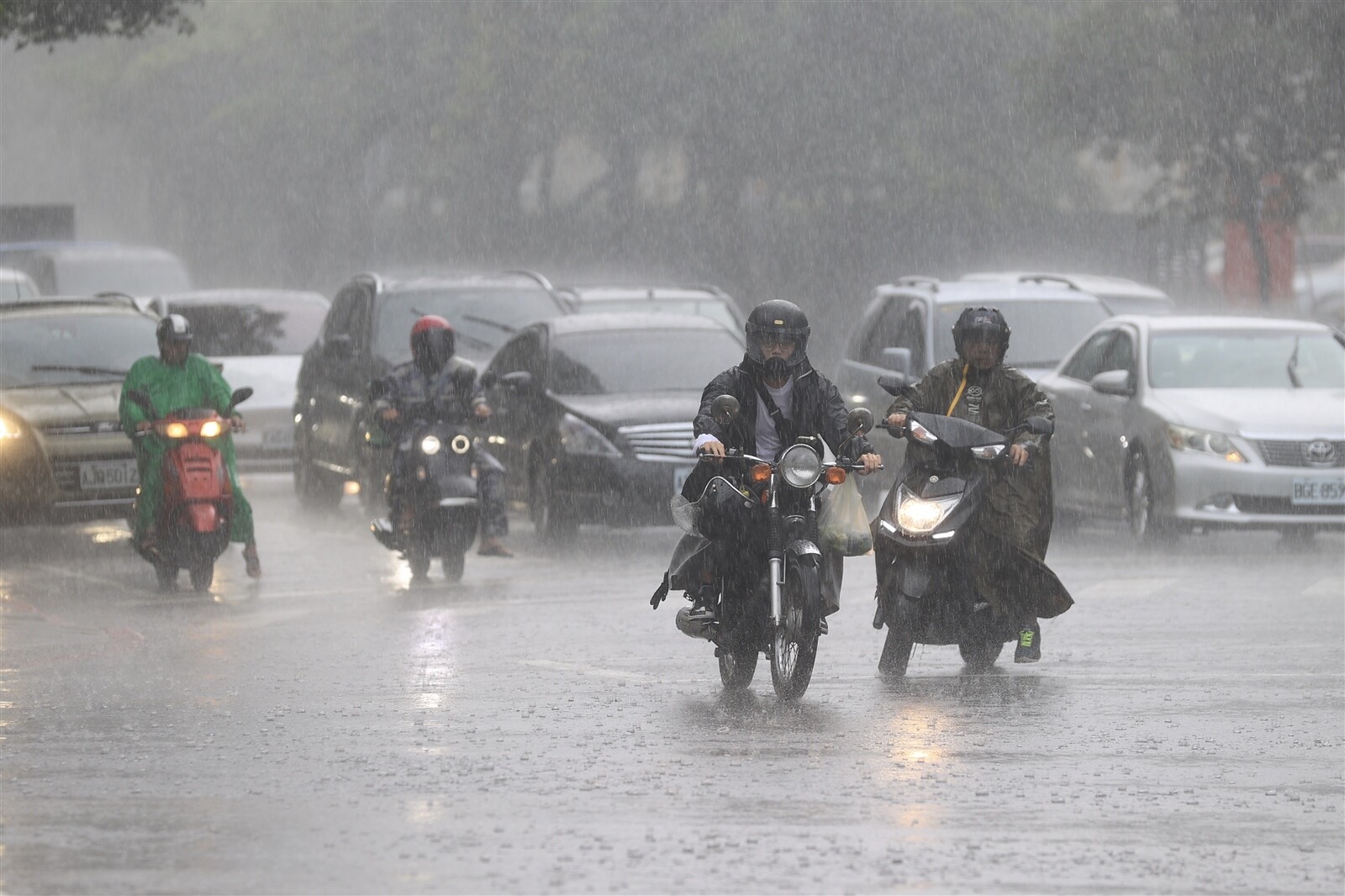 中央氣象局發布19縣市大雨特報，午後對流雲系發展旺盛，易有短延時強降雨，今天台南以北、東半部地區及高屏山區有局部大雨發生的機率。本報資料照片 