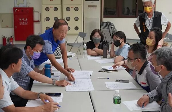 新竹縣政府與新竹瓦斯公司昨晚與氣爆受災的帝王至尊社區住戶舉辦第三次協調說明會,為盡快讓住戶安全返家。圖/縣府提供