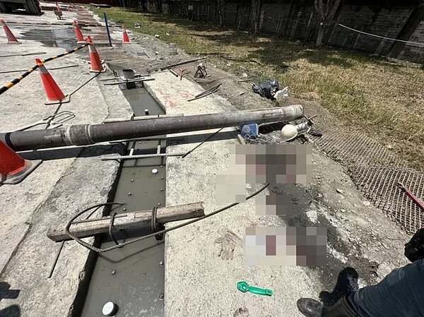 高雄市大寮區山仔頂段興建中的社會住宅第一期今天上午11時15分許傳出工安意外,灌漿作業時,鐵管脫鉤砸昏一名工人。圖/讀者提供