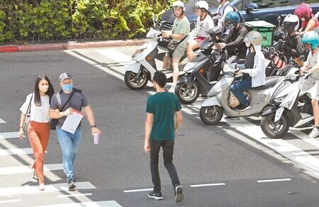 
汽車行經行人穿越道不暫停讓行人先行通過，違規將加重處罰，罰鍰提高至新台幣6000元，並違規記點3點及道安講習3小時。（季志翔攝）
