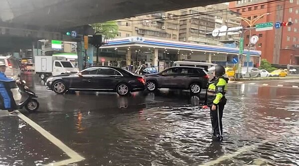 下午5時雨勢已趨緩,但積淹水仍阻礙通行。圖為三重/取自三重警好讚官方粉專