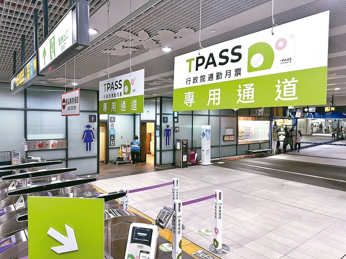 基北北桃1200月票今天啟用，桃捷公司已經完成21處車站臨時專用通道布置工作，明顯的標示方便乘客快速通過。記者鄭國樑／攝影 