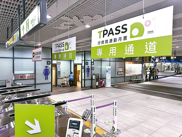 基北北桃1200月票今天啟用,桃捷公司已經完成21處車站臨時專用通道布置工作,明顯的標示方便乘客快速通過。記者鄭國樑/攝影