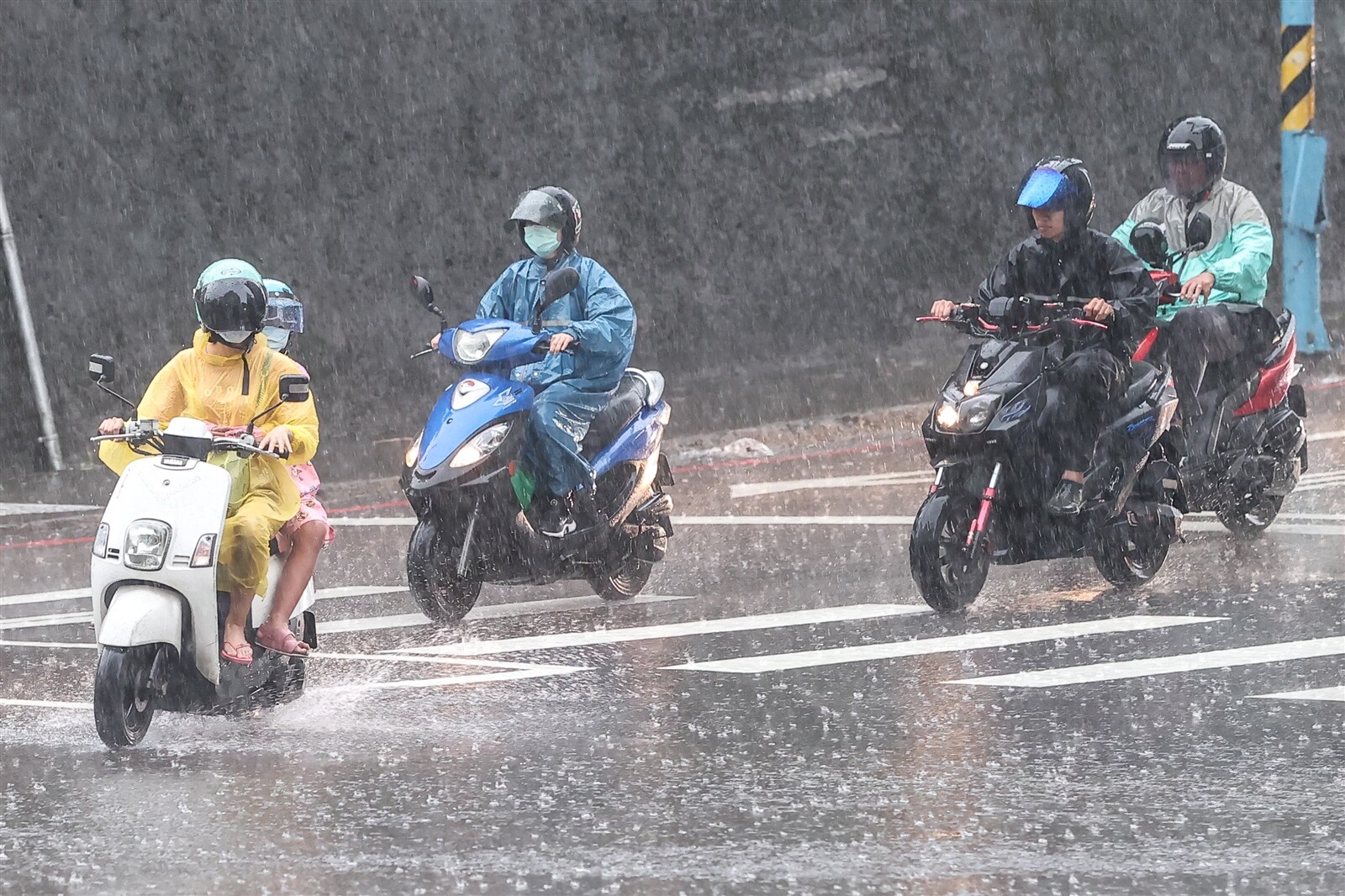 今明兩天南台灣偶有局部短暫陣雨，近山區午後強對流發展，擴及部分平地，應注意局部性大雷雨及劇烈天氣。記者葉信菉／攝影 