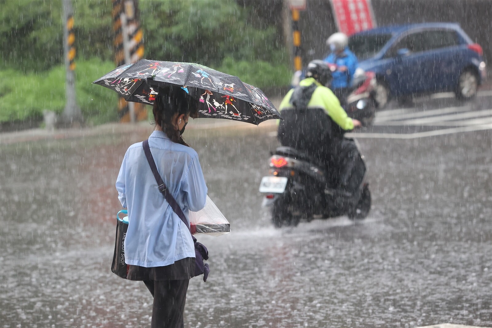 今明兩天南台灣偶有局部短暫陣雨，近山區午後強對流發展，擴及部分平地，應注意局部性大雷雨及劇烈天氣。記者葉信菉／攝影 