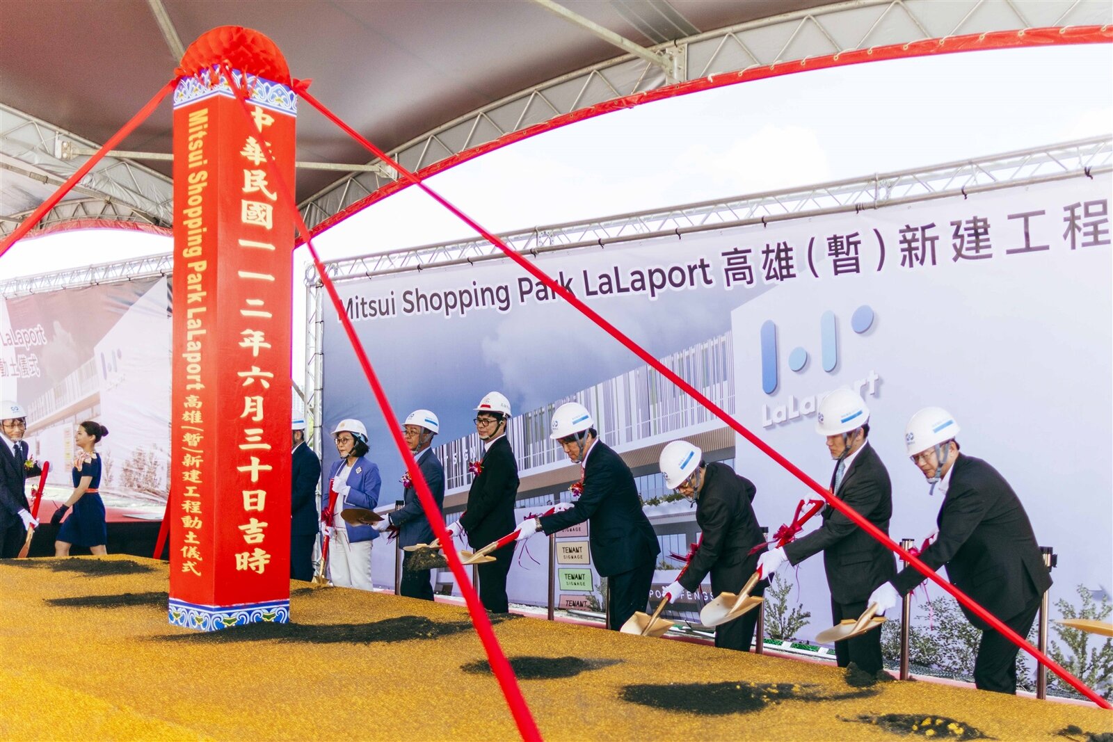 高雄市長陳其邁、台灣三井不動產董事長久一康洋、台糖公司董事長楊明州、立法委員許智傑、高雄市議長康裕成等見證三井LaLaport高雄新建工程動土儀式。記者古和純/攝影